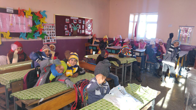 Başkanlığımız personelinden Erzurum’un Horasan İlçesi Teknecik Köyü İlkokulundaki öğrencilere yardım malzemeleri ulaştırdı