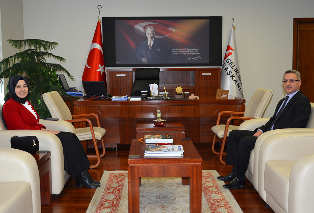 Karapürçek Kaymakamı Kübra BAKA KILIÇ, Vergi Dairesi Başkanı İlhan AKÇAY'ı makamında ziyaret etti.